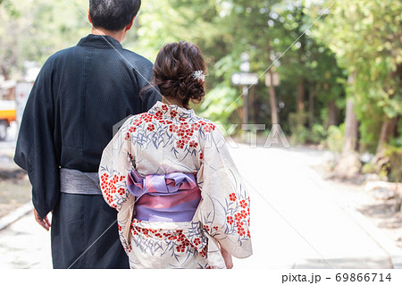 人物 後ろ姿 浴衣 夫婦の写真素材