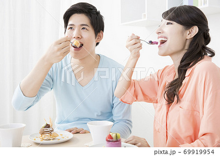 食べる 男 人 お菓子の写真素材