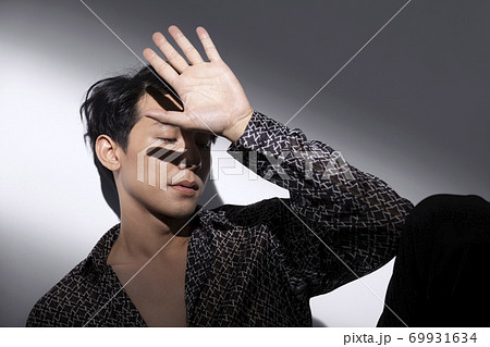 人物 ポーズ モデル 男性の写真素材