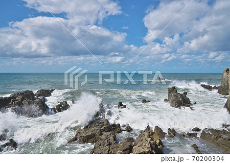 波打ち際 海 砂浜 泡の写真素材