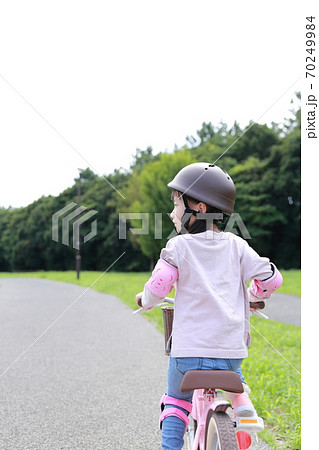 子供 自転車 乗る 後ろ姿の写真素材