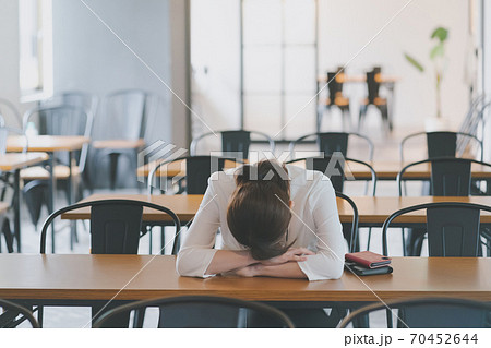 突っ伏す伏せる 寝るの写真素材