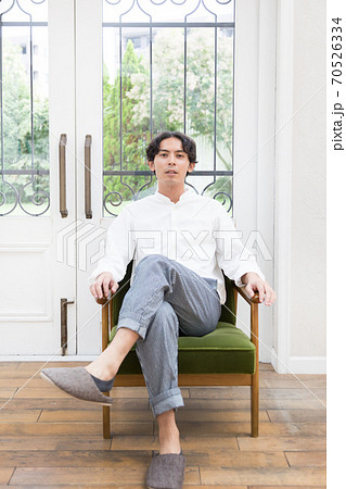 椅子 座る 男性の写真素材