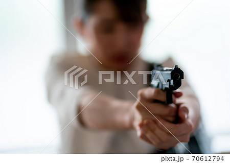 構える 拳銃の写真素材