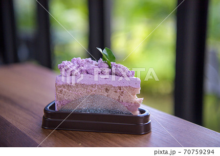 紫いもシフォンケーキの写真素材