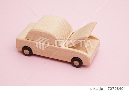 車のエンジンルーム イメージの写真素材