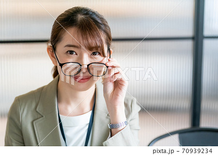 眼鏡を外すの写真素材