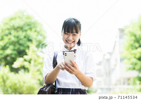高校生 女子高生 女の子 夏の写真素材