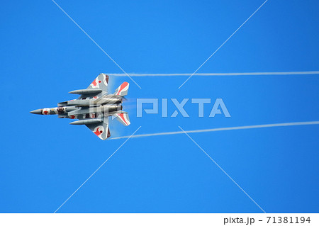 戦闘機 飛行機雲 F 15 青空の写真素材