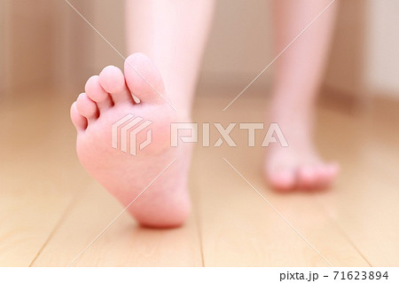 子供 足裏 足 女の子の写真素材