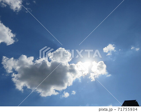 日差し 陽射し 光線 雲間の光の写真素材