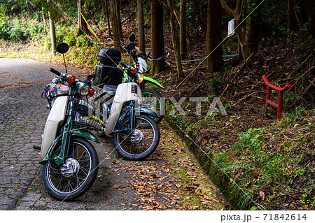 原付 スーパーカブ 黄色 バイクの写真素材