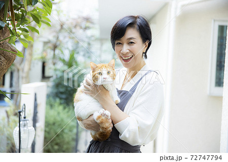 猫 ネコ 抱っこ 抱くの写真素材