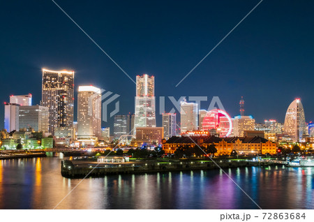 みなとみらい 夜景 ランドマークタワー 水鏡の写真素材