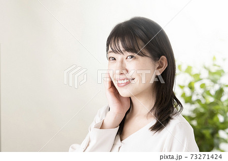 頬に手を添えるの写真素材