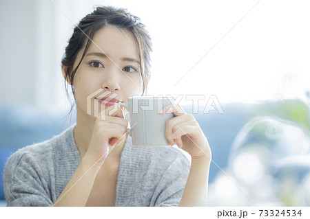 紅茶 女性 飲む 上半身の写真素材