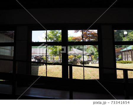 校舎 学校 窓枠 屋外の写真素材