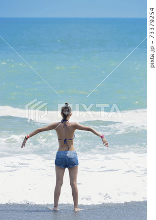 水着 海 女性 後ろ姿の写真素材