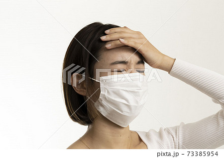 マスク姿の女性/頭痛/風邪の症状/熱の症状/白い服/	