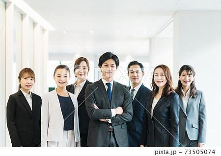 ol　集合写真 女性 OL 集合 人物の写真素材 - PIXTA