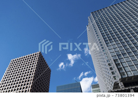 青空に建設された大手町の高層ビル群