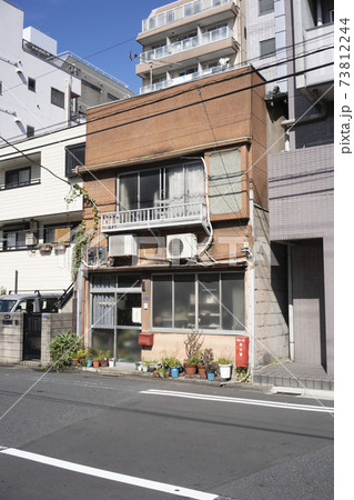 日本の古い木造二階建住宅/狭小住宅/一戸建て/