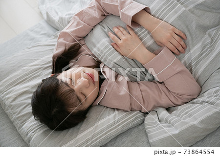 女寝姿の写真素材