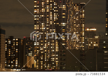 東京湾岸豊洲のタワーマンションの夜景