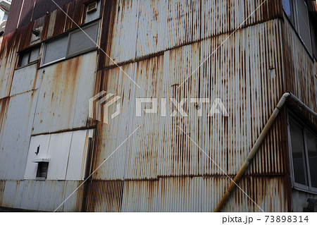 トタン作りの錆びた工場の壁/工事現場/町工場/廃墟	