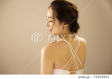 女性 筋肉 背中 ヨガの写真素材