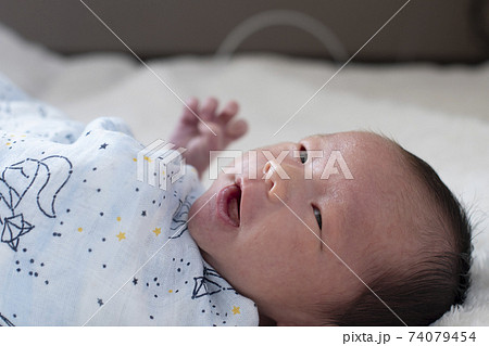 生後1週間 赤ちゃんの写真素材