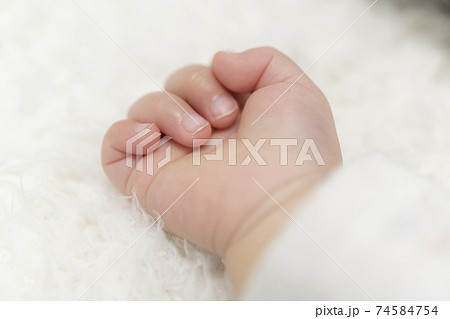 手 グー 赤ちゃん ベビーの写真素材