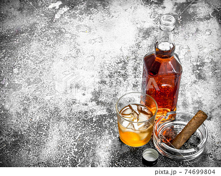 煙草 葉巻 葉巻タバコ ウイスキーの写真素材