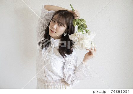 女性 花 モデル ポーズの写真素材