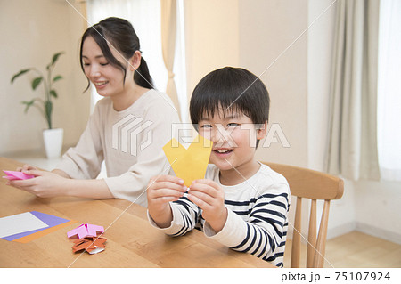 折り紙 子供 男の子 人物の写真素材