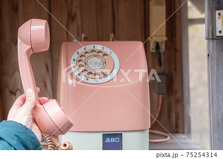 公衆電話 ピンク電話 ダイヤル 電話機の写真素材