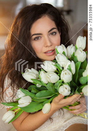 女性 花束 抱える 花の写真素材