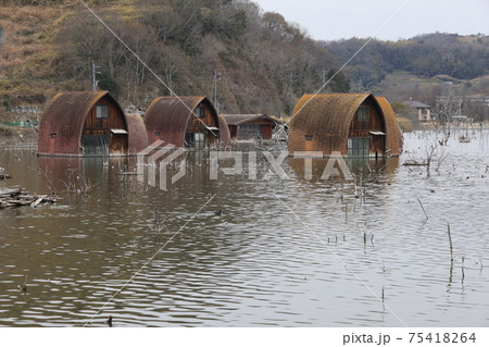 日本の岡山県瀬戸内市の水没したペンション群の写真素材