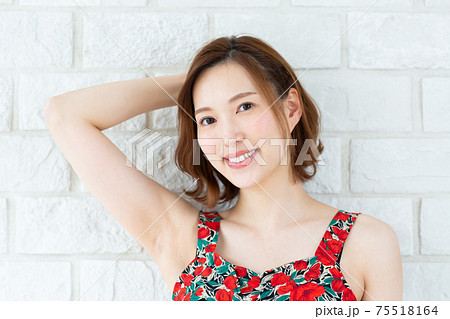 女性 腋 かわいい 夏の写真素材 女性 腋 かわいい 夏の写真素材
