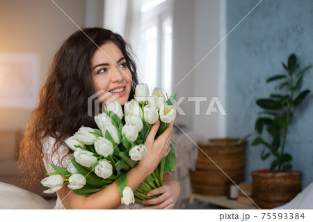 女性 花束 抱える 花の写真素材