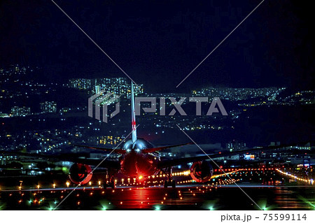 伊丹空港 飛行機 滑走路 夜景の写真素材