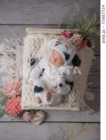 赤ちゃん 新生児 女の子 寝顔の写真素材