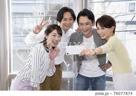 グループ写真 ポーズの写真素材