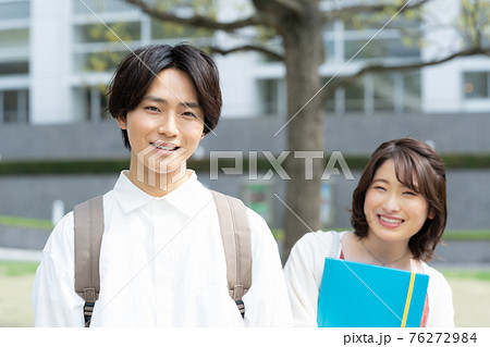 学生 大学生 カップル 高校生の写真素材