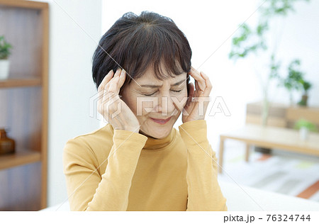 こめかみを押さえるの写真素材