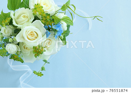 青いバラ ブーケ 花 薔薇の写真素材