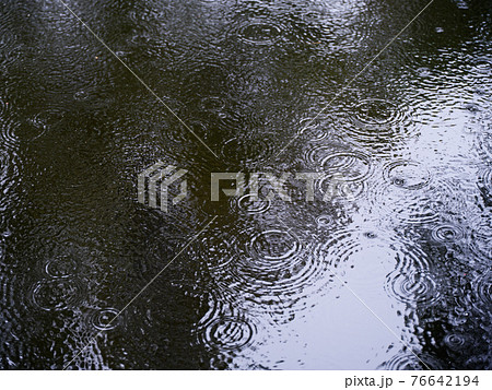 水 雨 波紋 水たまりの写真素材