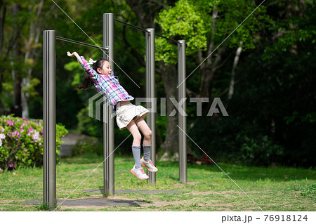 鉄棒 女の子の写真素材