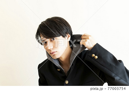 男性 高校生 男子 パーカーの写真素材