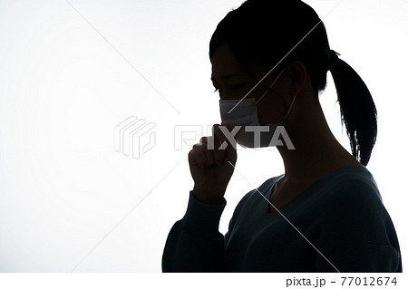咳払い 女性の写真素材